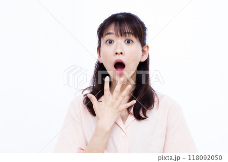 びっくり驚く女性 118092050