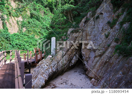 夏の鳥取県浦富海岸 鴨ヶ磯の遊歩道と露軍将校遺体漂着記念碑 夏の鳥取県浦富海岸 鴨ヶ磯の遊歩道と露軍将校遺体漂着記念碑 118093454