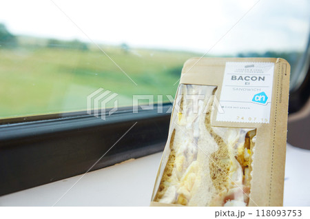 高速鉄道のボックス席でサンドイッチを食べる準備をする 高速鉄道のボックス席でサンドイッチを食べる準備をする 118093753