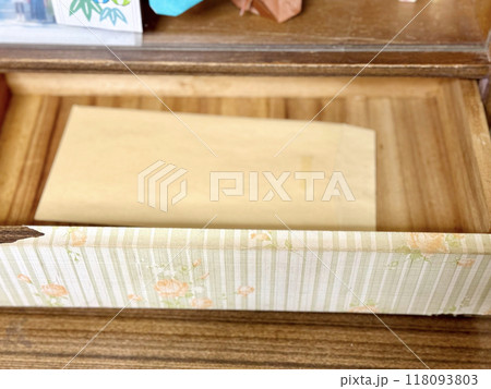古い引出しの中の茶封筒 古い引出しの中の茶封筒 118093803
