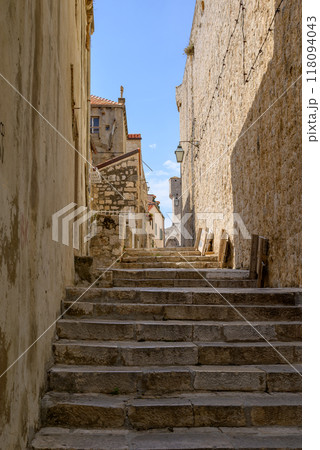 Staircased narrow cobblestone alley in the medieval old town of Dubrovnik in Dalmatia, Croatia 118094043