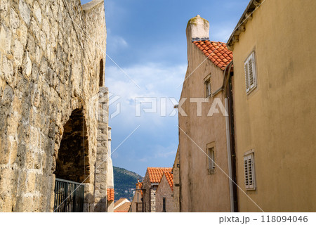 Staircased narrow cobblestone alley in the medieval old town of Dubrovnik in Dalmatia, Croatia 118094046