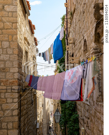 Staircased narrow cobblestone alley in the medieval old town of Dubrovnik in Dalmatia, Croatia 118094054