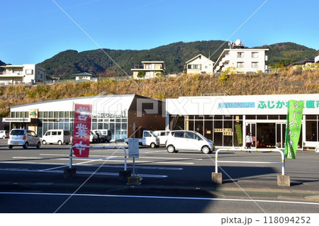 富士市　JAふじ伊豆ふじかわ産直市（JA直売所）と街並み 118094252