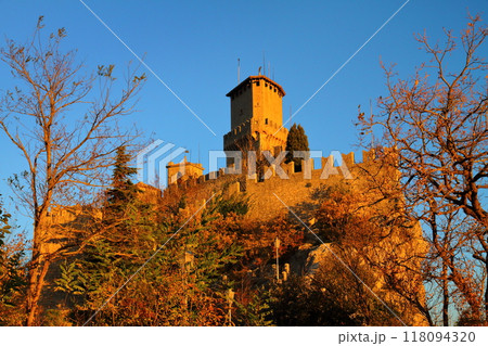 イタリアに囲まれたサンマリノ共和国の世界遺産ティターノ山　朝陽を受けて輝くロッカグアイタ城砦 118094320