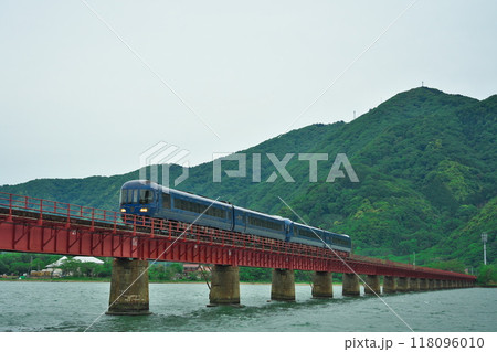 KTR8000丹後の海が由良川橋梁を渡る風景 118096010