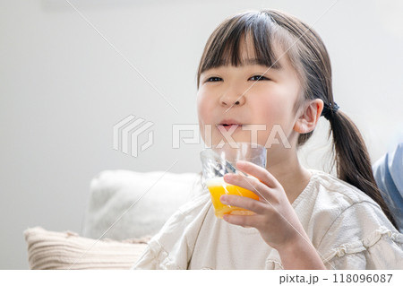オレンジジュースを飲む女の子 オレンジジュースを飲む女の子 118096087