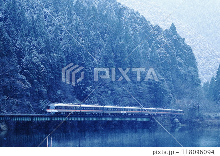 雪が舞う飛騨路を行くキハ85  特急ひだ　高山線 118096094