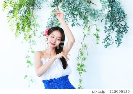 フラダンスを踊る女性 118096120