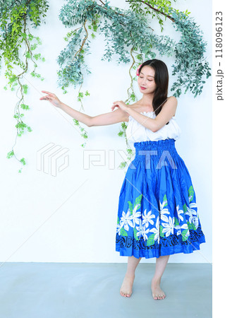 フラダンスを踊る女性 118096123