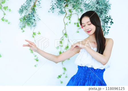 フラダンスを踊る女性 フラダンスを踊る女性 118096125