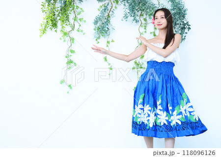 フラダンスを踊る女性 フラダンスを踊る女性 118096126