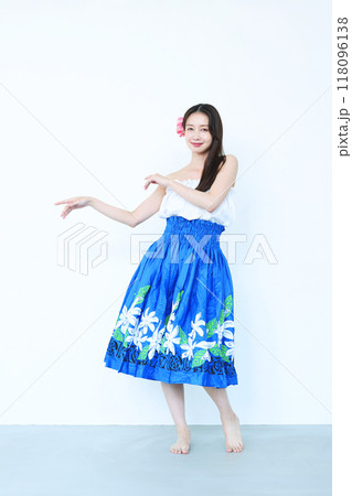 フラダンスを踊る女性　 118096138