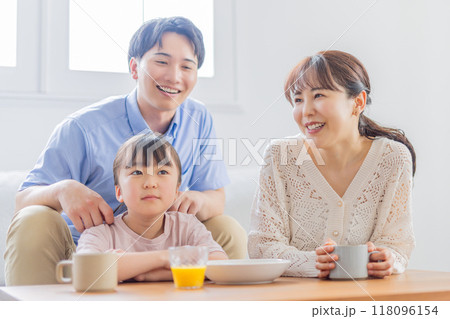ソファーでくつろぐ親子 118096154