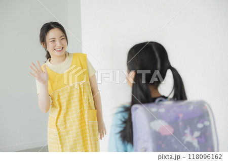 学童保育の保育士と小学生 118096162