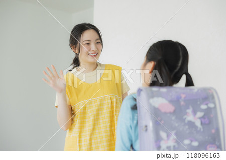 学童保育の保育士と小学生 118096163