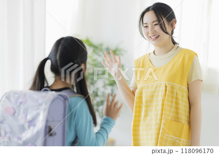学童保育の保育士と小学生 118096170