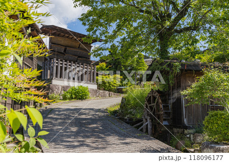 日本 長野県木曽郡南木曽町にある中山道の宿馬町、妻籠宿の町並み 日本 長野県木曽郡南木曽町にある中山道の宿馬町、妻籠宿の町並み 118096177