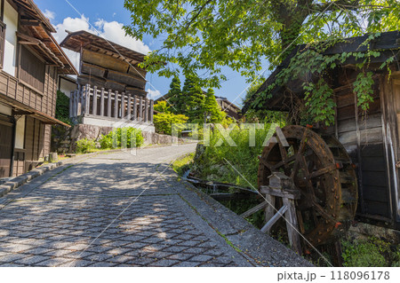 日本 長野県木曽郡南木曽町にある中山道の宿馬町、妻籠宿の町並み 日本 長野県木曽郡南木曽町にある中山道の宿馬町、妻籠宿の町並み 118096178
