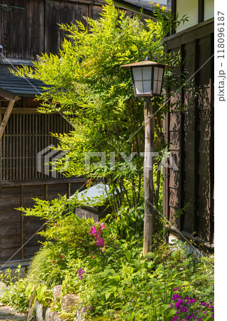 日本　長野県木曽郡南木曽町にある中山道の宿馬町、妻籠宿の町並み 118096187