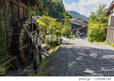 日本 長野県木曽郡南木曽町にある中山道の宿馬町、妻籠宿の町並み 日本 長野県木曽郡南木曽町にある中山道の宿馬町、妻籠宿の町並み 118096198