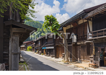 日本 長野県木曽郡南木曽町にある中山道の宿馬町、妻籠宿の町並み 日本 長野県木曽郡南木曽町にある中山道の宿馬町、妻籠宿の町並み 118096228