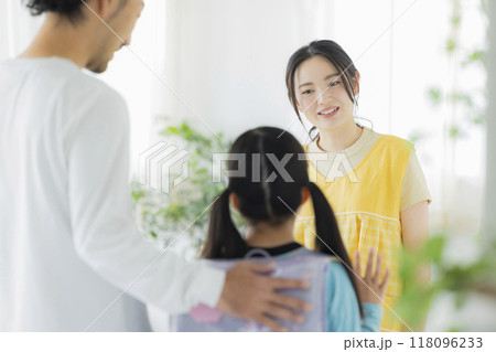 学童保育の保育士と小学生　 118096233