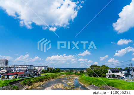 夏空が広がる川と自然豊かな住宅街の風景 118096252
