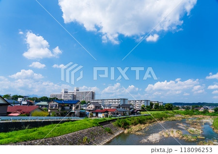 夏空が広がる川と自然豊かな住宅街の風景 夏空が広がる川と自然豊かな住宅街の風景 118096253