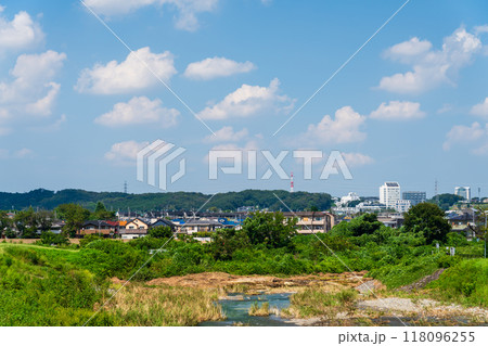 夏空が広がる川と自然豊かな住宅街の風景 夏空が広がる川と自然豊かな住宅街の風景 118096255