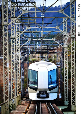 鉄橋を渡る電車 118096359