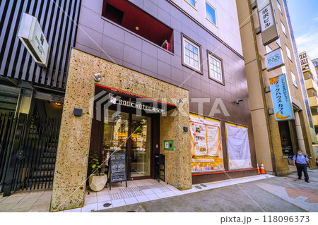 日本の東京都市景観　神田神保町・北向きに店が並ぶ古書店街。BOOK HOTELが…＝9月6日 118096373