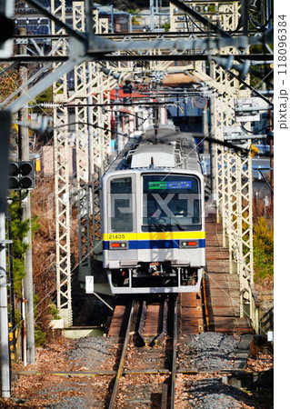 鉄橋を渡る電車 118096384