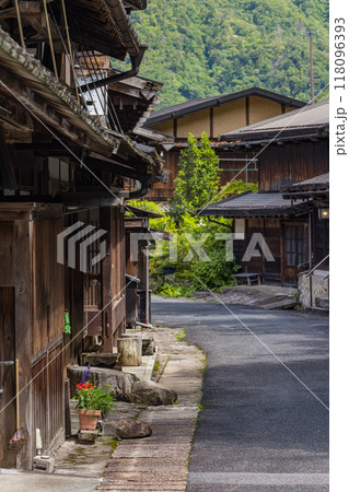 日本 長野県木曽郡南木曽町にある中山道の宿馬町、妻籠宿の寺下の町並み 日本 長野県木曽郡南木曽町にある中山道の宿馬町、妻籠宿の寺下の町並み 118096393