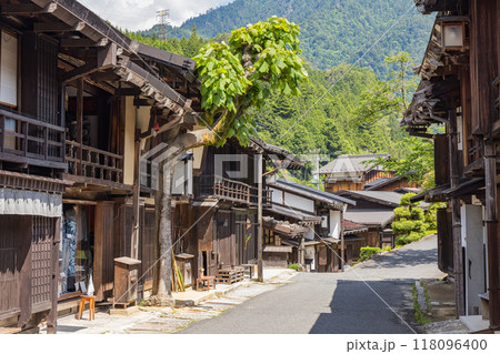 日本　長野県木曽郡南木曽町にある中山道の宿馬町、妻籠宿の寺下の町並み 118096400