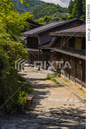 日本　長野県木曽郡南木曽町にある中山道の宿馬町、妻籠宿の町並み 118096408