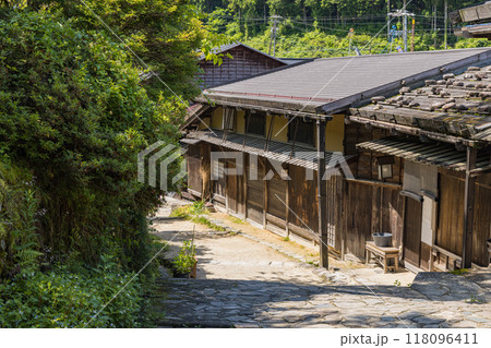 日本 長野県木曽郡南木曽町にある中山道の宿馬町、妻籠宿の町並み 日本 長野県木曽郡南木曽町にある中山道の宿馬町、妻籠宿の町並み 118096411