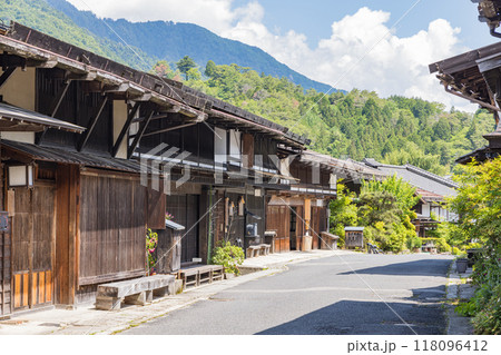 日本 長野県木曽郡南木曽町にある中山道の宿馬町、妻籠宿の町並み 日本 長野県木曽郡南木曽町にある中山道の宿馬町、妻籠宿の町並み 118096412
