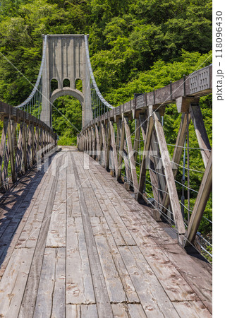日本　長野県木曽郡南木曽町にある木曽川に架かる桃介橋、別名桃の橋 118096430