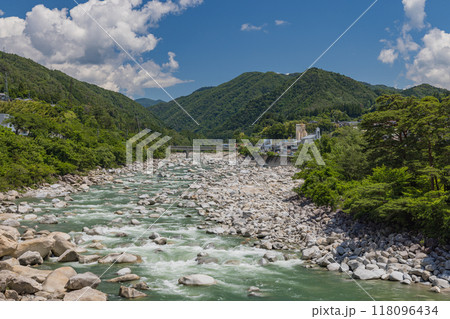 日本　長野県木曽郡南木曽町にある木曽川に架かる桃介橋から見える風景 118096434