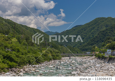 日本　長野県木曽郡南木曽町にある木曽川に架かる桃介橋から見える風景 118096435