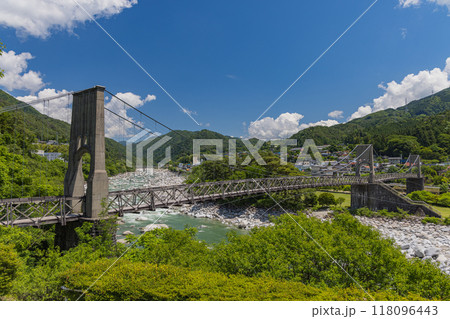 日本　長野県木曽郡南木曽町にある木曽川に架かる桃介橋、別名桃の橋 118096443