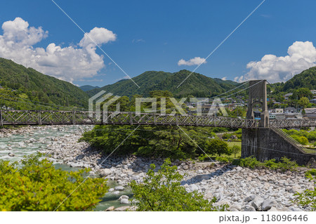 日本　長野県木曽郡南木曽町にある木曽川に架かる桃介橋、別名桃の橋 118096446