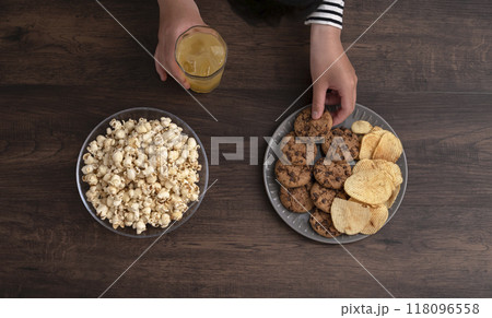 スナックや甘いお菓子を食べる女の子 118096558