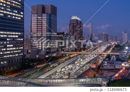 《東京都》夜の首都高速湾岸線・お台場エリア 《東京都》夜の首都高速湾岸線・お台場エリア 118096673