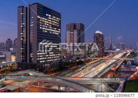 《東京都》夜の首都高速湾岸線・お台場エリア 118096677