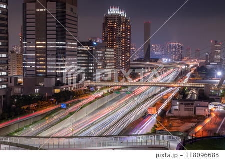 《東京都》夜の首都高速湾岸線・お台場エリア 118096683