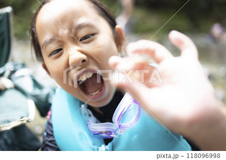 川でカニを捕まえる女の子 川でカニを捕まえる女の子 118096998