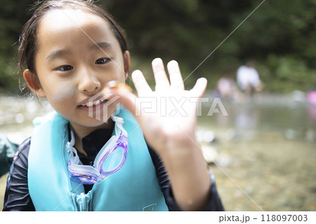 川でカニを捕まえる女の子 118097003