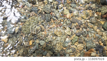 河原に敷き詰められた石 118097028